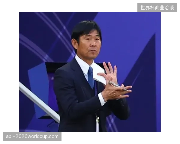 森保一用三中卫体系成功限制韩国队渗透，板仓滉的防守选位成为中路屏障